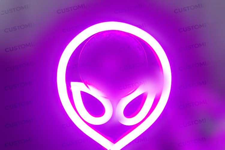 نئون آدم فضایی - نمای شب